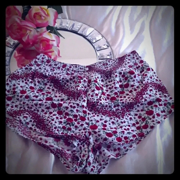 DIVIDED H&M Rose Print Shorts - Picture 1 of 5